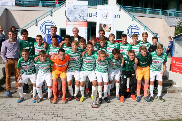  Hier die Siegermannschaft des DFB Benefizturniers "Kinder spielen für Kinder" das U 15 Team der Spvgg. Greuther Fürth 